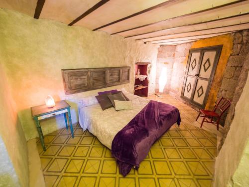 卡尔多纳El Mercadal的卧室配有1张床、1张桌子和1把椅子