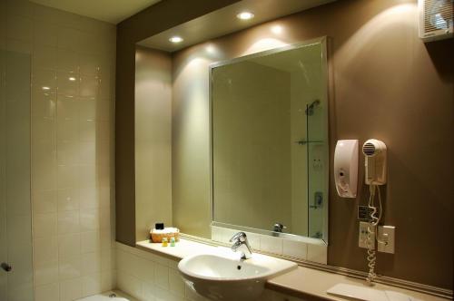 奥克兰外百老汇汽车旅馆的一间带水槽和大镜子的浴室