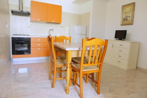 科尔萨诺Appartamento Roberti的厨房配有桌椅和炉灶。