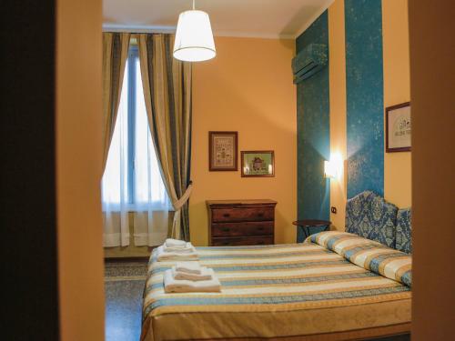 拉帕洛戴勒玫瑰别墅酒店的一间卧室设有一张床和一个窗口