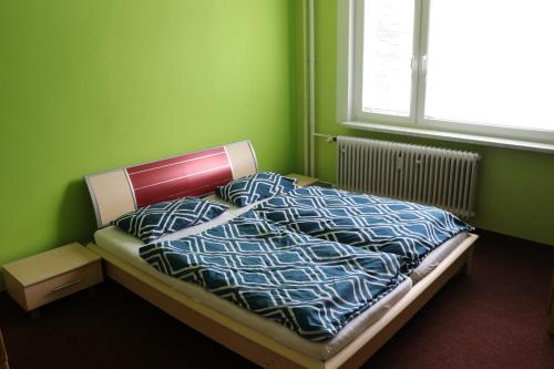 Pernink温馨之家公寓的一张位于带绿色墙壁和窗户的房间的床位