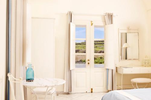 易莫洛林梅里梅里酒店的一间卧室配有一张床、一张桌子和一个窗户。