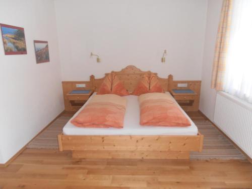 弗拉绍Puellgut的一间卧室配有一张带两个枕头的木床