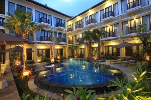 库塔苏里斯精品酒店的享有酒店外景,设有游泳池