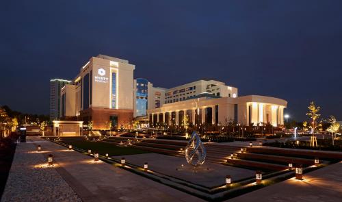 塔什干塔什干凯悦酒店的一座在晚上有灯的大建筑
