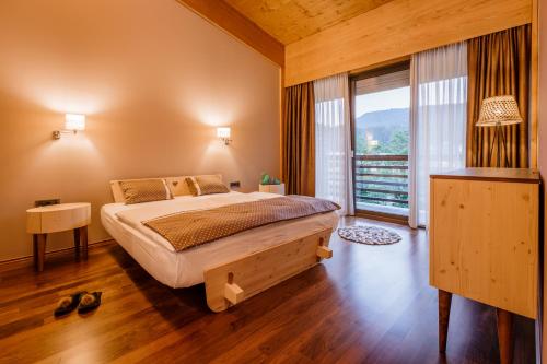 博希尼渤兴生态酒店的一间卧室设有一张床和一个大窗户