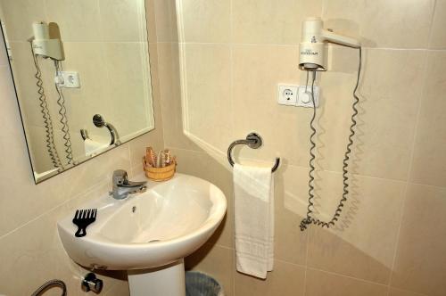 波蒂纳茨萨雷纳尔公寓酒店的一间带水槽和镜子的浴室