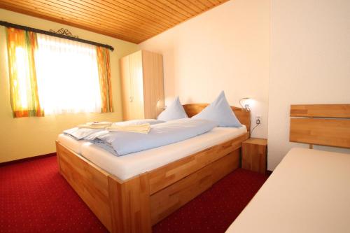 蓬高地区圣法伊特豪斯松嫩特拉瑟酒店的一间卧室配有一张木床和窗户
