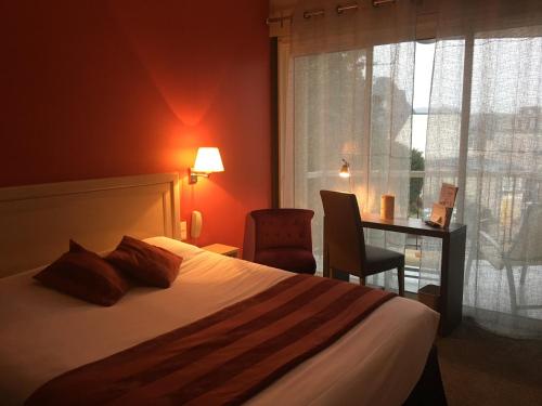巴尼奥勒德日洛恩巴尼奥勒德康泰科特酒店的配有一张床、一张书桌和一扇窗户的酒店客房
