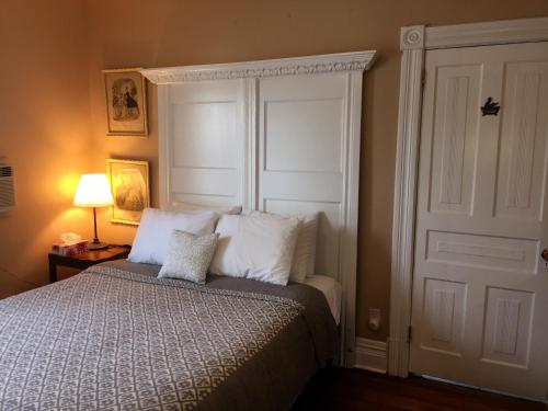 尼亚加拉瀑布埃利斯之家住宿加早餐旅馆的一间卧室配有带白色枕头的床