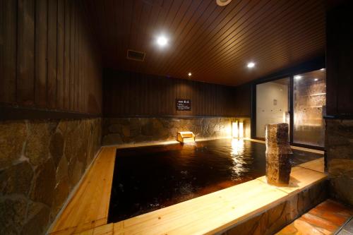 富山多美迎富山酒店的木地板客房里的水池