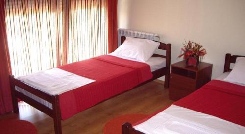 贝尔格莱德Hostel Kavala的一间卧室设有两张床和窗户。