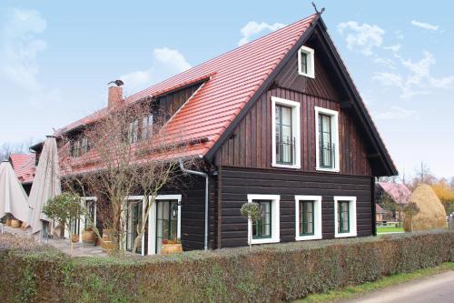 布尔格Zum Alten Backhaus的红屋顶的黑白房子
