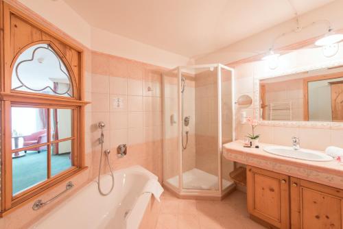 Hotel Vitalquelle Montafon的一间浴室