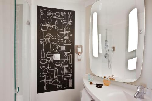 翁弗勒尔翁弗勒尔宜必思酒店的浴室墙上有黑白图案