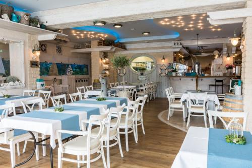 MikulovicePenzion Na Palubě的一间设有蓝色和白色桌椅的餐厅