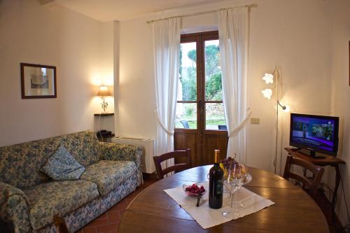蒙泰斯佩尔托利朋德雷德拉赛尔莫酒店的客厅配有沙发和桌子