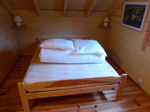 圣雷热雷梅累兹chalets de combebelle的小屋内的一张床位,上面有两个枕头