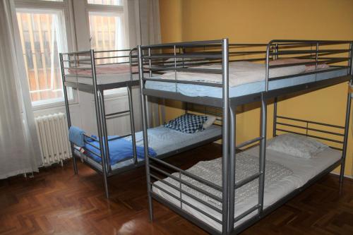布达佩斯可穆北凯斯旅舍的一间房间,设有三张双层床