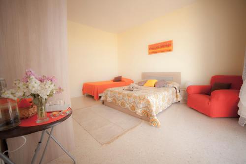 MġarrSecco's Seaview Accommodation的一间卧室配有一张床和一张红色的沙发