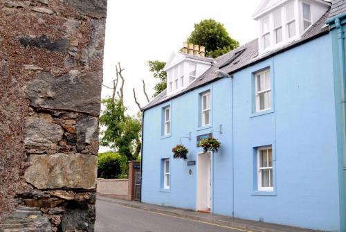 斯托诺韦Stornoway Bed and Breakfast的街道边的蓝色房子
