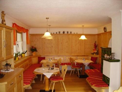 埃布斯维达阿舒适旅馆的用餐室配有桌子和红色椅子