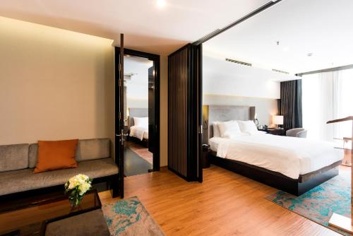 河内诺富特套房酒店客房内的一张或多张床位