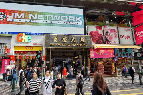 香港曼哈顿旅馆的一群人在繁忙的城市街道上行走