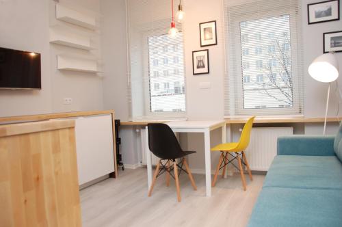 华沙Studio Nowy Świat的客厅配有书桌和2把椅子