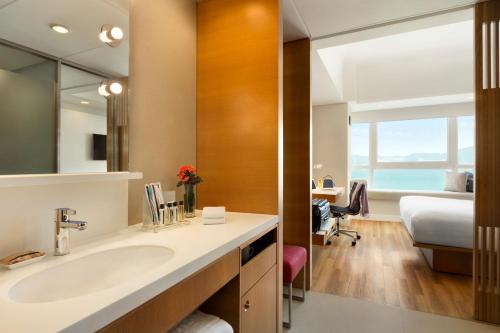 香港JEN酒店 香格里拉集团的一间浴室