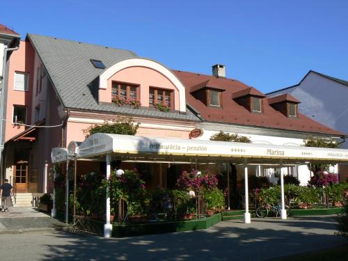 道尼库宾海滨顶级旅馆 的一座有鲜花和植物的建筑