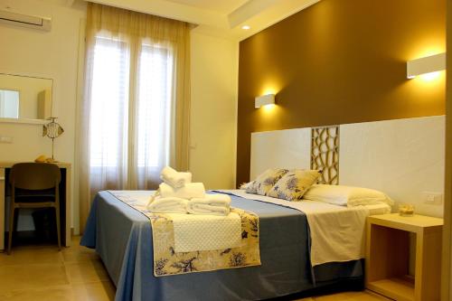 圣维托罗卡波Fra lu Mari的酒店客房,配有两张带毛巾的床