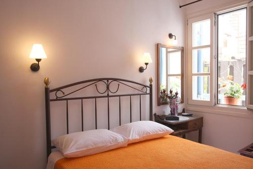 纳克索乔拉全景酒店的一间卧室配有一张床、一张书桌和一个窗户。