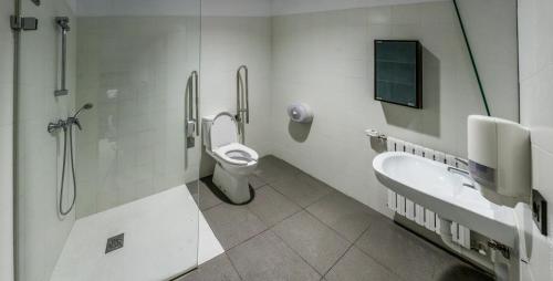 莱昂Albergue Peregrinos San Francisco de Asis的一间带卫生间和水槽的浴室
