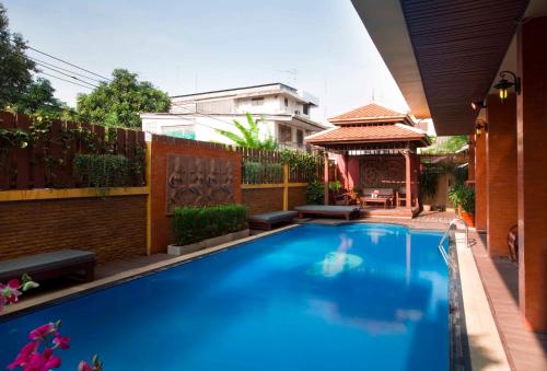 曼谷兰普树屋精品酒店的房屋中间的游泳池