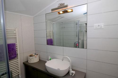 普利莫顿Aparthotel Marina的白色的浴室设有水槽和镜子
