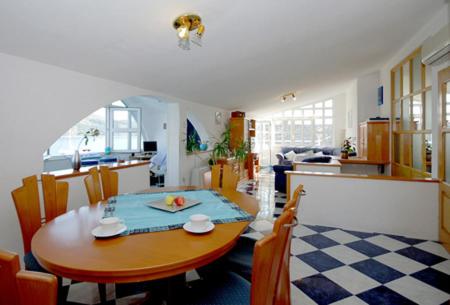 普利莫顿Aparthotel Marina的用餐室以及带桌椅的厨房。