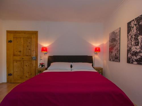 福森Altstadt Ferienwohnung Guade Zeit的一间卧室配有一张带红色毯子的大床