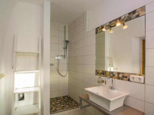 福森Altstadt Ferienwohnung Guade Zeit的白色的浴室设有水槽和淋浴。