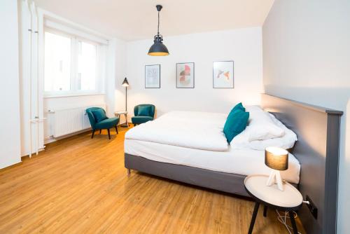 柏林BENSIMON apartments Mitte - Moabit的一间卧室配有一张床和一张带台灯的桌子