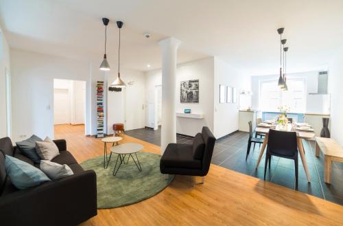 柏林BENSIMON apartments Mitte - Moabit的带沙发的客厅和用餐室