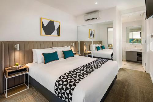 悉尼奎斯特麦格理公园公寓的酒店客房设有一张大床和一间浴室。