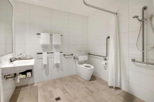 悉尼奎斯特麦格理公园公寓的浴室配有卫生间、盥洗盆和淋浴。