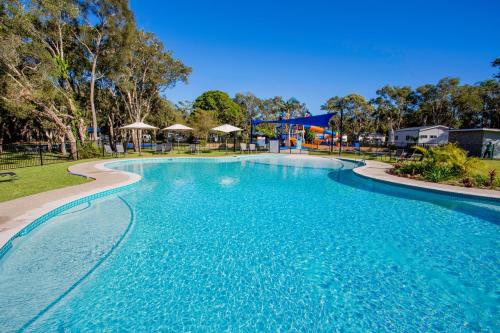 拜伦湾Discovery Parks - Byron Bay的度假村的游泳池,带游乐场