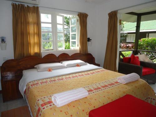 拉迪格岛桑切斯米其林家庭住宅酒店的一间卧室配有一张大床和毛巾