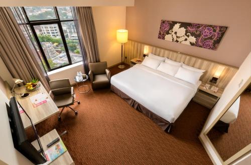 乔治市乔治敦槟城双威酒店的客房享有酒店客房的上方景致,配有1张床和1张书桌。