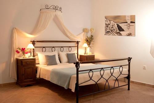 迈洛波塔斯Island House Mare的一间卧室配有一张带天蓬的大床