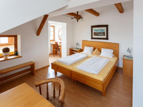 哈尔施塔特哈尔贝格公寓的卧室配有一张床和一张桌子及椅子