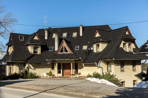 考斯赛力克udanypobyt Apartament Sauna Fun的黑色屋顶的大房子