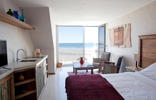 皮拉米德斯港Oceano Patagonia by Nordic的一间卧室配有一张床,厨房享有海景